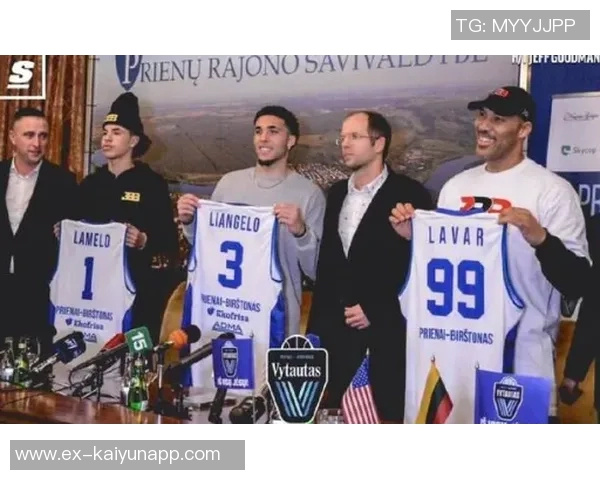 鲍尔兄弟精彩对决二哥利安吉洛现场助威赛后合影温馨分享 鲍尔兄弟精彩对决二哥利安吉洛现场助威赛后合影温馨分享